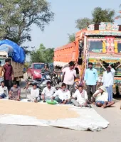 ధాన్యం కొనుగోలు చేయాలంటూ రాస్తా రోకో చేసిన రైతులు 