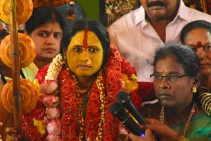 Ujjaini Mahankali Bonalu : పచ్చి కుండపై నిలబడి రంగం 