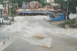 ఏడుపాయల వన దుర్గమ్మ  అమ్మవారి గర్భ గుడిని  తాకిన వరద నీరు.