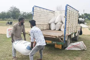 దాన్యం కొనుగోలు కోసం రైతుల ఎదురు చూపు 