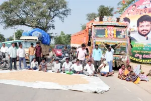 ధాన్యం కొనుగోలు చేయాలంటూ రాస్తా రోకో చేసిన రైతులు 